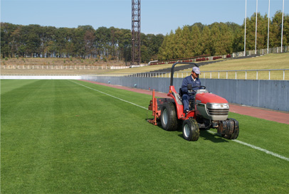 西洋芝を用いたサッカー場の更新作業風景